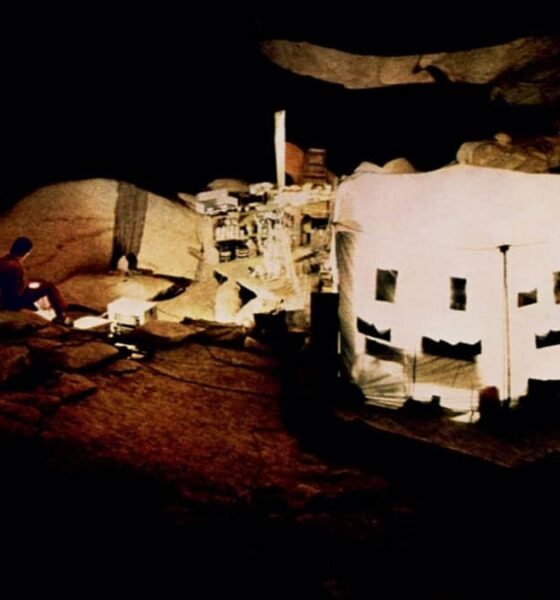 A tenda de Michel Siffre na Midnight Cave, Texas, brilha com luzes incandescentes. Todas as imagens são do experimento de Siffre em 1972, no Texas.