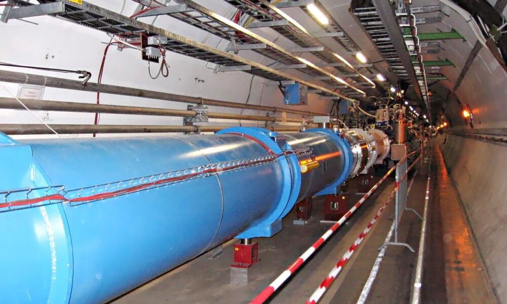 Interior do túnel do LHC (Large Hadron Collider) no CERN, em Genebra, Suíça