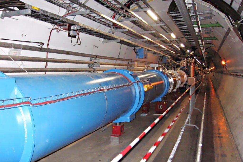 Interior do túnel do LHC (Large Hadron Collider) no CERN, em Genebra, Suíça