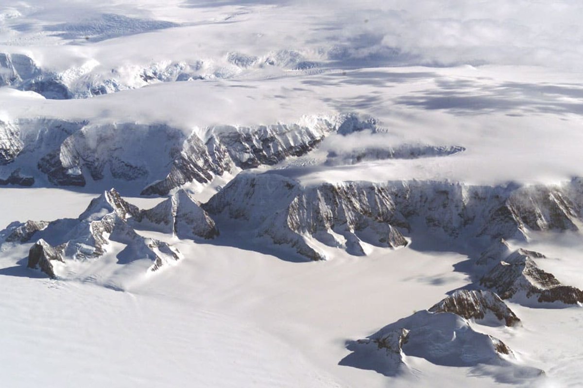 Aquecimento global pode expor 120 mil km² de território rico em minerais na Antártica até 2300, revela estudo