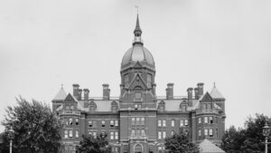 Foto antiga em preto e branco do prédio histórico do Hospital Johns Hopkins, em Baltimore, com sua grande cúpula