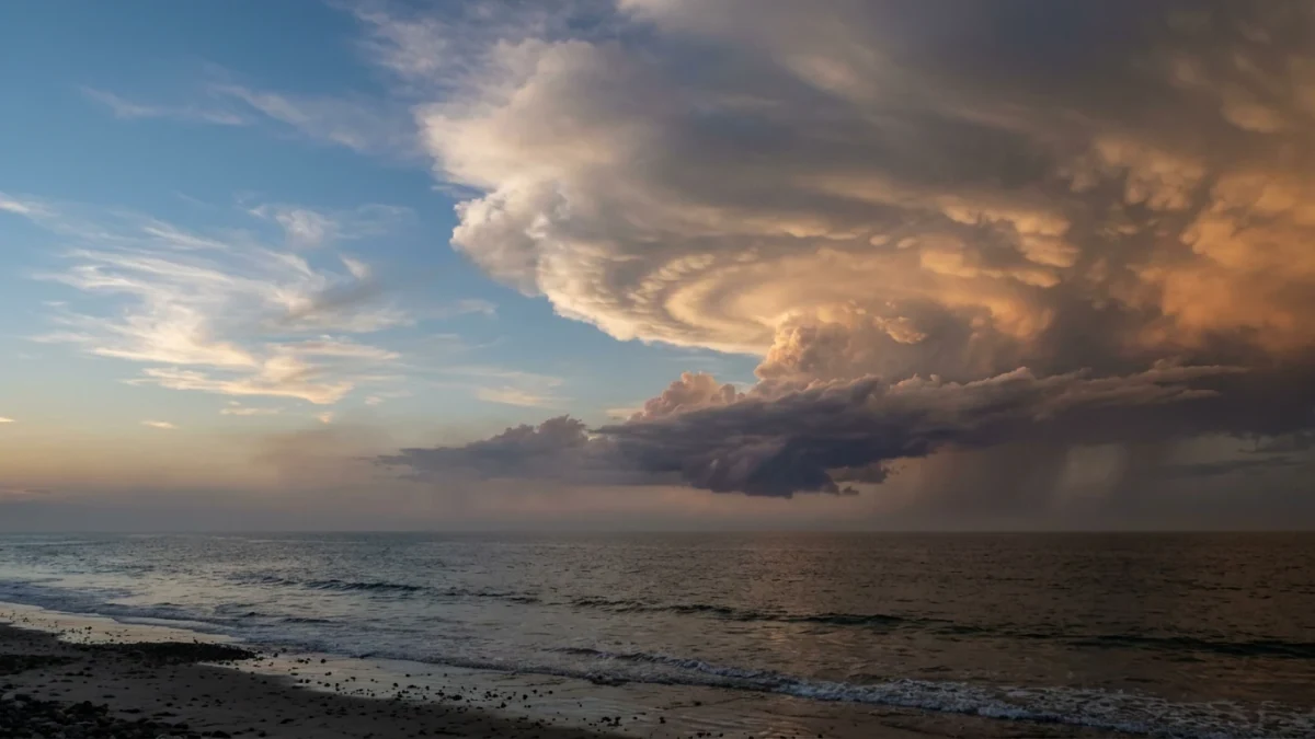 Foto de céu dramático ao entardecer com nuvens de tempestade em espiral sobre o oceano e céu claro ao lado