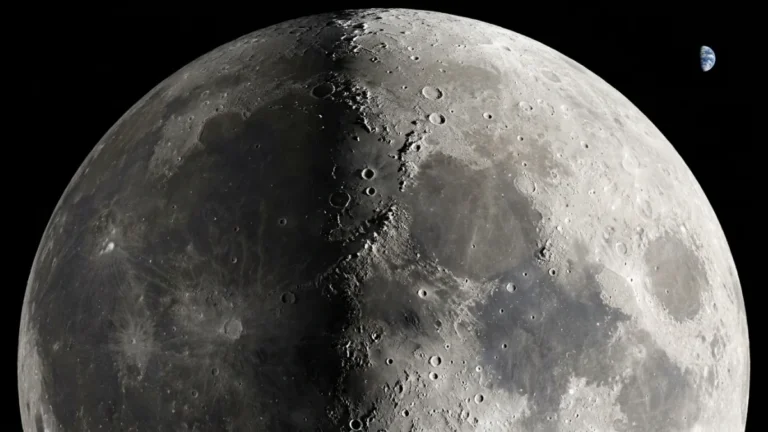 Foto realista da Lua no espaço mostrando planícies escuras de basalto de um lado e planaltos claros e craterados do outro